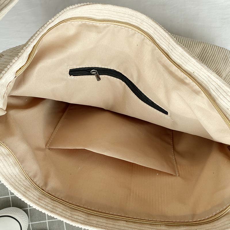 Praktyczna torba na ramię z wieloma kieszeniami i regulowanym paskiem