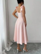 Pamela – elegancka sukienka maxi z dekoltem karo