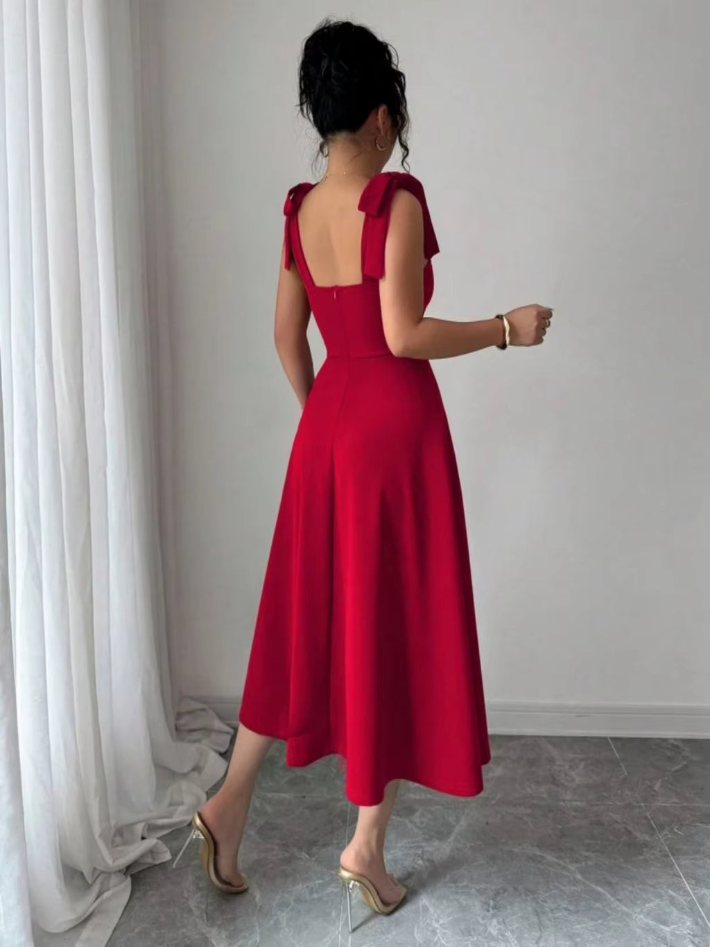 Pamela – elegancka sukienka maxi z dekoltem karo