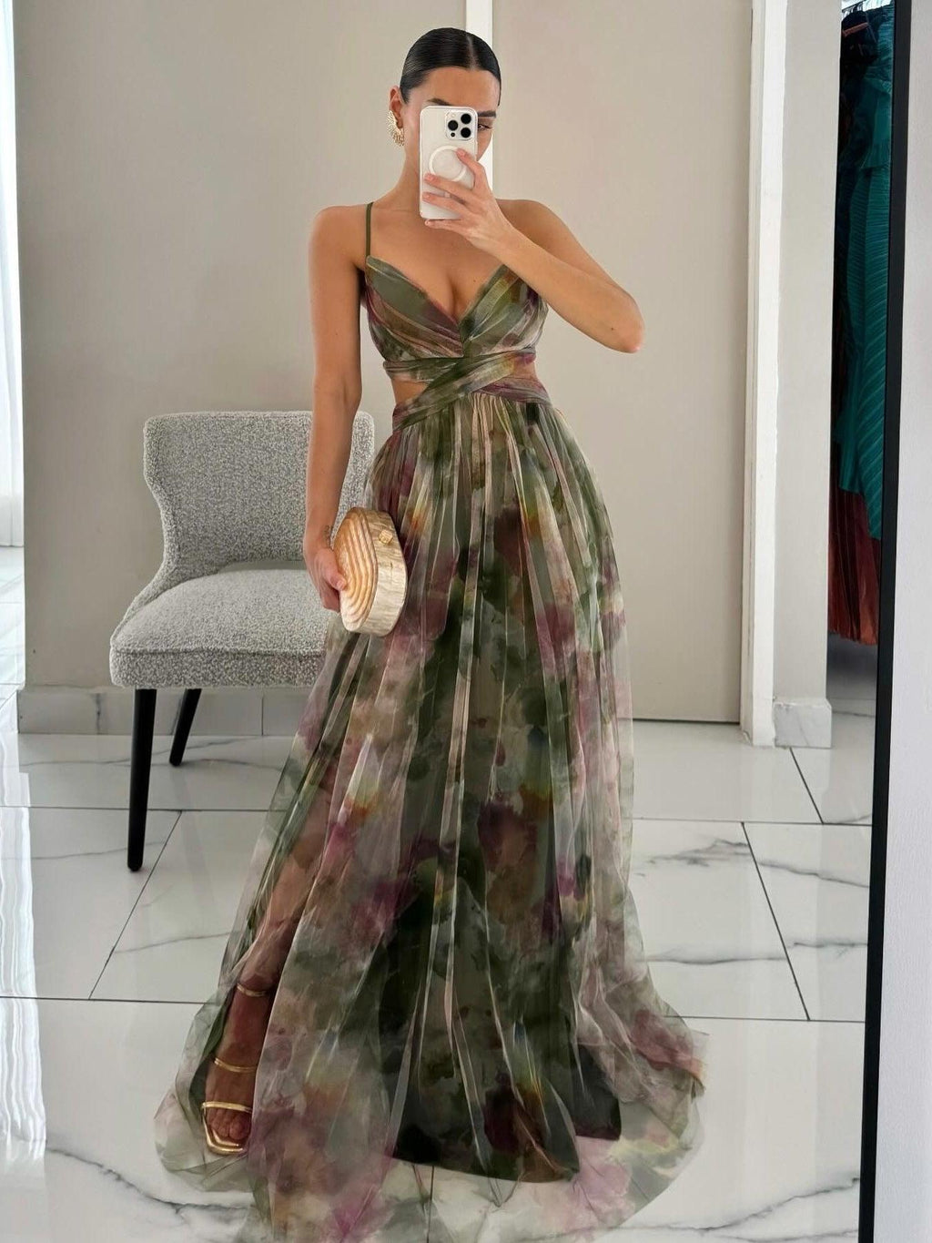 Elegancka Malowana Kwiatowa Sukienka Maxi z Dekoltem w Serek