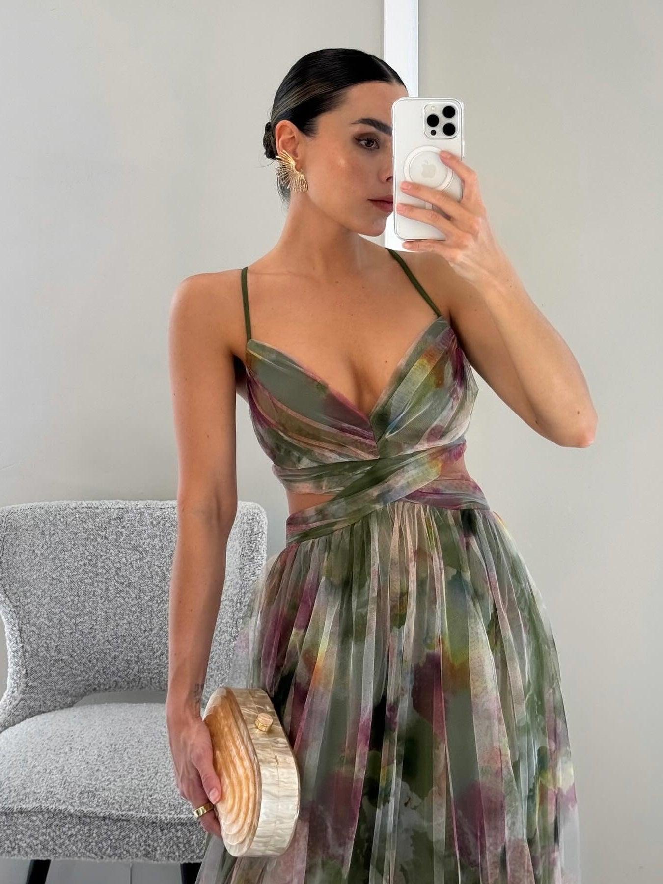 Elegancka Malowana Kwiatowa Sukienka Maxi z Dekoltem w Serek